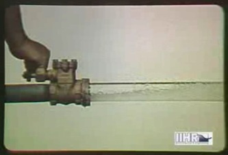 Съемка гидравлического удара в трубе с прозрачными стенками,
демонстрирующая образование кавитационных полостей (фрагмент учебного
фильма Effects of Fluid Compressibility, Iowa Institute of Hydraulic
Research)